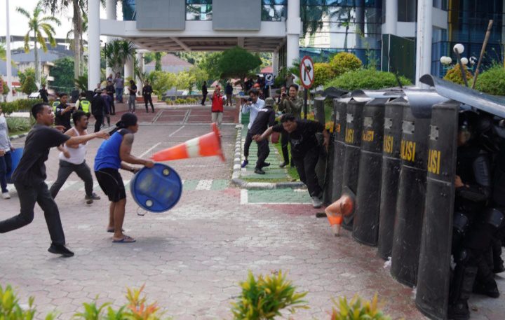 Demo Anarkis di Kantor PLN UID Kaltimra, Brimob Polda Kaltim Bebaskan Sandera