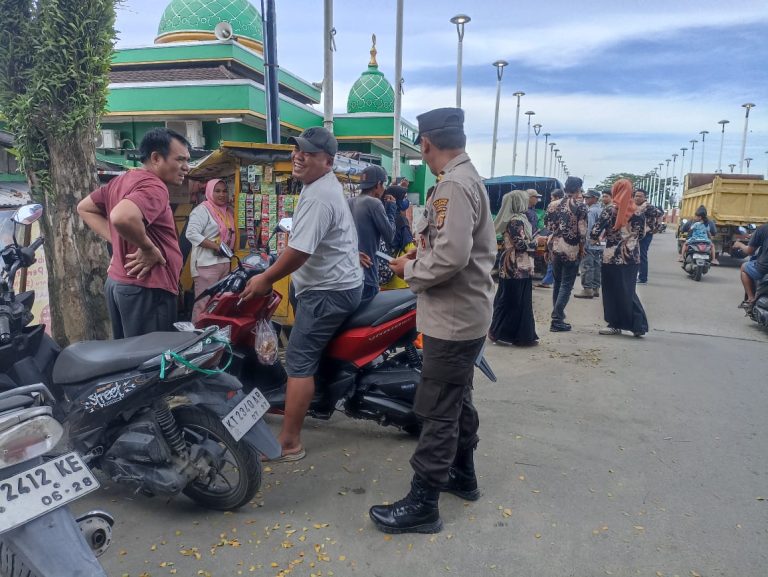 Razia Gabungan Tramtibum, Aktivitas Jual Beli di Jembatan Manggar Balikpapan Timur Ditertibkan